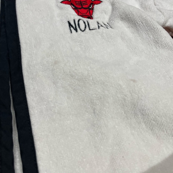NBA Chicago bulls Kids Hooded Pajama Robe, personalized with the name Nolan - Picture 6 of 6